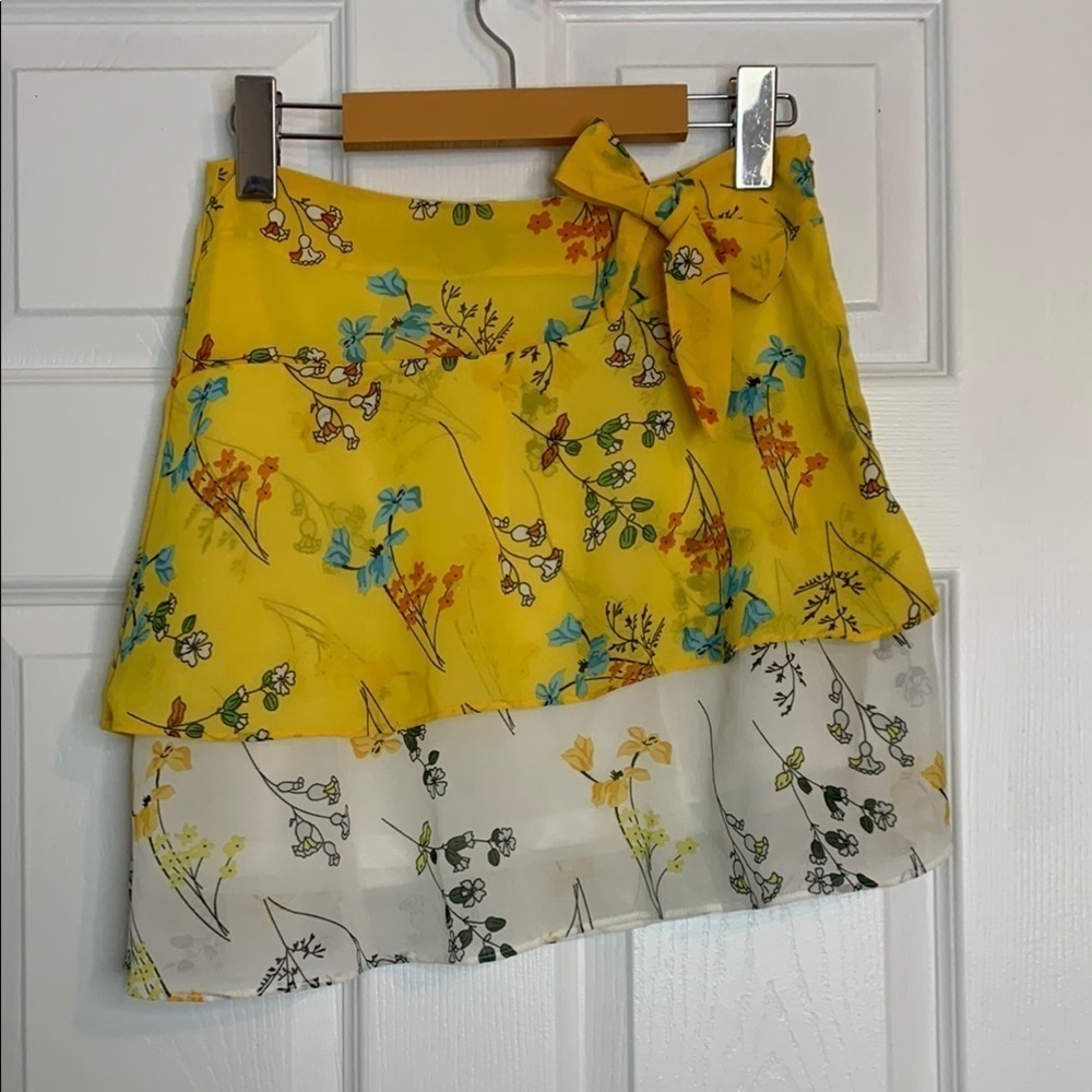 Yellow White tiered Asymmetrical Mini Skirt Floral Print Side Zip Size Small